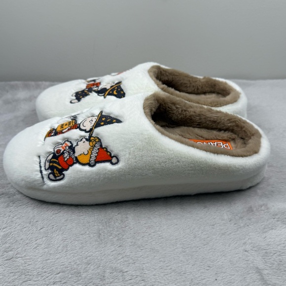 Women’s Peanuts Trick or Treat Scuff Slippers - Ivory, Large; Memory Foam - Picture 4 of 5